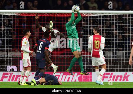 AMSTERDAM - (lr) Brian Brobbey von Ajax, PSV Eindhoven Torwart Walter Benitez während des niederländischen Eredivisie-Spiels zwischen AFC Ajax und PSV in der Johan Cruijff Arena am 6. November 2022 in Amsterdam, Niederlande. ANP OLAF KRAAK Stockfoto