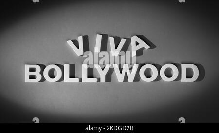 Viva Bollywood – Inschrift im alten Filmstil. Schwarzweiß-Foto Stockfoto