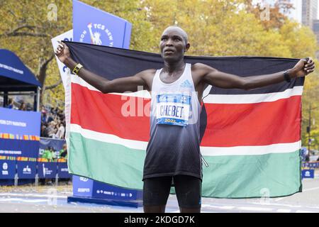 New York, Usa. 06.. November 2022. Evans Chebet aus Kenia feiert, nachdem er am Sonntag, den 6. November 2022, den NYRR TCS New York City Marathon der Men's Division 2022 in New York City gewonnen hat. Über 50.000 Läufer aus New York City und der ganzen Welt Rennen durch die fünf Bezirke auf einer Strecke, die sich von der Verrazano Bridge windet, bevor sie die Ziellinie durch Tavern on the Green im Central Park überqueren. Foto von Corey Sipkin/UPI Credit: UPI/Alamy Live News Stockfoto