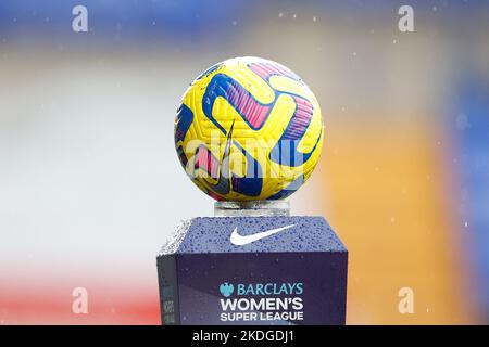 Barclays Women’s Super League Matchball während des Fa Women's Super League Spiels Liverpool Women gegen Aston Villa Women im Prenton Park, Birkenhead, Großbritannien, 6.. November 2022 (Foto von Phil Bryan/News Images) Stockfoto