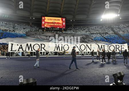 Roma, Italien. 06.. November 2022. Choreographie des Latium während des Fußballspiels der Serie A zwischen AS Roma und SS Lazio im Olimpico-Stadion in Rom (Italien), 6.. November 2022. Foto Antonietta Baldassarre/Insidefoto Kredit: Insidefoto di andrea staccioli/Alamy Live News Stockfoto