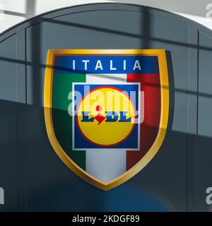 Carmagnola, Turin, Italien - 05. November 2022: Das Lidl Italia Logo auf dem Schild des neuen Lidl Discounter, der Lidl Stiftung Co. Kg, ist ein europäischer Supermar Stockfoto
