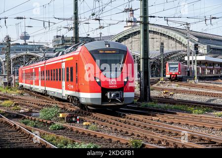 DB Regio Alstom Coradia Continental Zug am Kölner Hauptbahnhof Stockfoto