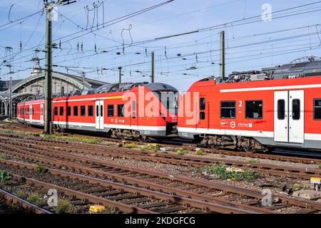 DB Regio Alstom Coradia Continental Zug am Kölner Hauptbahnhof Stockfoto