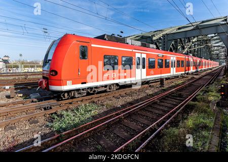 DB Regio Zug auf der Hohenzollernbrücke in Köln Stockfoto