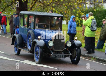 Staplefield, Großbritannien. 06.. November 2021. Während des historischen Veteran Car Run von London nach Brighton kämpfen die Teilnehmer in ihren Oldtimern gegen das Wetter. Der Lauf hat bei Sonnenaufgang vom Hyde Park in London aus gestartet und macht seine Reise nach Brighton an der Küste von Sussex. Quelle: Uwe Deffner/Alamy Live News Stockfoto