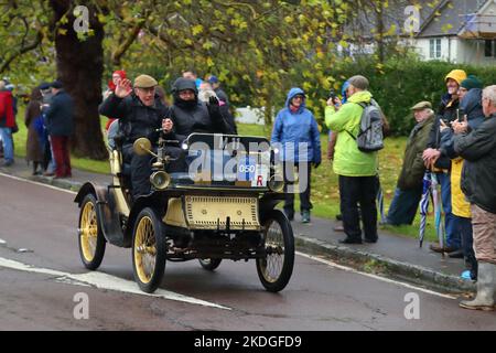 Staplefield, Großbritannien. 06.. November 2021. Während des historischen Veteran Car Run von London nach Brighton kämpfen die Teilnehmer in ihren Oldtimern gegen das Wetter. Der Lauf hat bei Sonnenaufgang vom Hyde Park in London aus gestartet und macht seine Reise nach Brighton an der Küste von Sussex. Quelle: Uwe Deffner/Alamy Live News Stockfoto