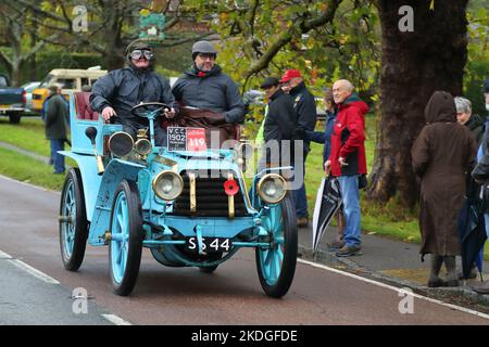 Staplefield, Großbritannien. 06.. November 2021. Während des historischen Veteran Car Run von London nach Brighton kämpfen die Teilnehmer in ihren Oldtimern gegen das Wetter. Der Lauf hat bei Sonnenaufgang vom Hyde Park in London aus gestartet und macht seine Reise nach Brighton an der Küste von Sussex. Quelle: Uwe Deffner/Alamy Live News Stockfoto