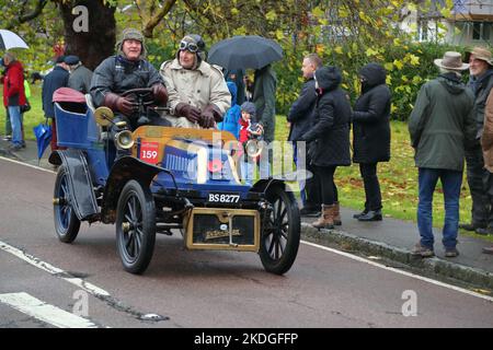 Staplefield, Großbritannien. 06.. November 2021. Während des historischen Veteran Car Run von London nach Brighton kämpfen die Teilnehmer in ihren Oldtimern gegen das Wetter. Der Lauf hat bei Sonnenaufgang vom Hyde Park in London aus gestartet und macht seine Reise nach Brighton an der Küste von Sussex. Quelle: Uwe Deffner/Alamy Live News Stockfoto