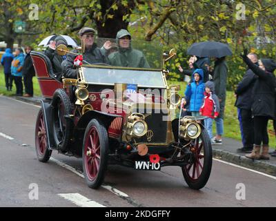Staplefield, Großbritannien. 06.. November 2021. Während des historischen Veteran Car Run von London nach Brighton kämpfen die Teilnehmer in ihren Oldtimern gegen das Wetter. Der Lauf hat bei Sonnenaufgang vom Hyde Park in London aus gestartet und macht seine Reise nach Brighton an der Küste von Sussex. Quelle: Uwe Deffner/Alamy Live News Stockfoto