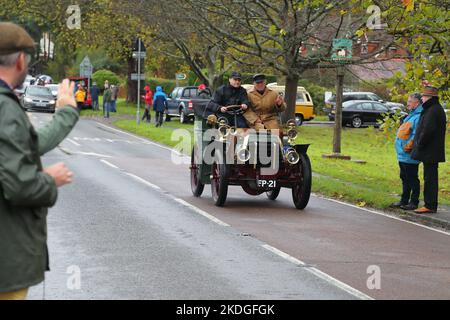 Staplefield, Großbritannien. 06.. November 2021. Während des historischen Veteran Car Run von London nach Brighton kämpfen die Teilnehmer in ihren Oldtimern gegen das Wetter. Der Lauf hat bei Sonnenaufgang vom Hyde Park in London aus gestartet und macht seine Reise nach Brighton an der Küste von Sussex. Quelle: Uwe Deffner/Alamy Live News Stockfoto