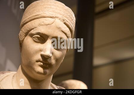 Leiden, Niederlande - 04. JAN 2020: Eine Statue einer Frau, die Sie aus dem alten Rom direkt anschaut. Antikes Römisches Reich. Stockfoto