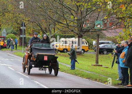 Staplefield, Großbritannien. 06.. November 2021. Während des historischen Veteran Car Run von London nach Brighton kämpfen die Teilnehmer in ihren Oldtimern gegen das Wetter. Der Lauf hat bei Sonnenaufgang vom Hyde Park in London aus gestartet und macht seine Reise nach Brighton an der Küste von Sussex. Quelle: Uwe Deffner/Alamy Live News Stockfoto