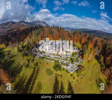 Luftaufnahme des Schlosses Peles im Herbst Stockfoto