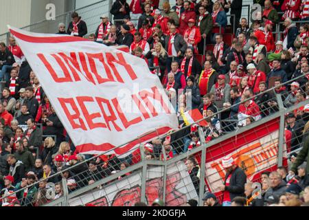 Leverkusen, Nordrhein-Westfalen, Deutschland. 6.. November 2022. Union-Berlin-Fans winken vor dem Bundesliga-Spiel von Bayer Leverkusen gegen Union Berlin in der BayArena in Leverkusen am 6. November 2022 Flagge. (Bild: © Kai Dambach/ZUMA Press Wire) Stockfoto