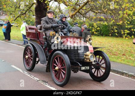 Staplefield, Großbritannien. 06.. November 2021. Während des historischen Veteran Car Run von London nach Brighton kämpfen die Teilnehmer in ihren Oldtimern gegen das Wetter. Der Lauf hat bei Sonnenaufgang vom Hyde Park in London aus gestartet und macht seine Reise nach Brighton an der Küste von Sussex. Quelle: Uwe Deffner/Alamy Live News Stockfoto