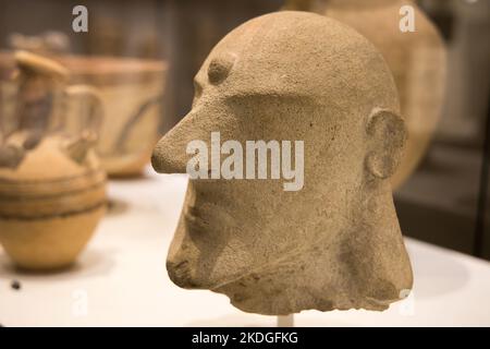 Leiden, Niederlande - 04. JANUAR 2020: Nahaufnahme des Oberhaupt des Menschen, Terrakotta-Statue aus dem alten Zypern. Fragment. Neo-zyprische Periode. Stockfoto