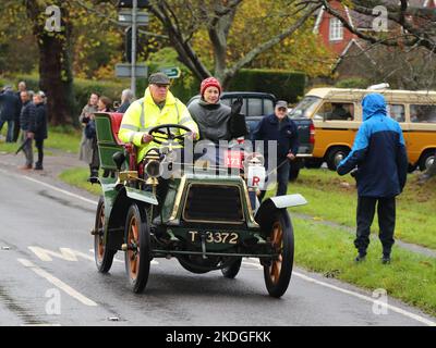Staplefield, Großbritannien. 06.. November 2021. Während des historischen Veteran Car Run von London nach Brighton kämpfen die Teilnehmer in ihren Oldtimern gegen das Wetter. Der Lauf hat bei Sonnenaufgang vom Hyde Park in London aus gestartet und macht seine Reise nach Brighton an der Küste von Sussex. Quelle: Uwe Deffner/Alamy Live News Stockfoto