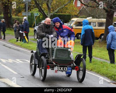 Staplefield, Großbritannien. 06.. November 2021. Während des historischen Veteran Car Run von London nach Brighton kämpfen die Teilnehmer in ihren Oldtimern gegen das Wetter. Der Lauf hat bei Sonnenaufgang vom Hyde Park in London aus gestartet und macht seine Reise nach Brighton an der Küste von Sussex. Quelle: Uwe Deffner/Alamy Live News Stockfoto