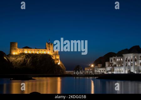 Muscat, Oman - 23.. November 2022 : Blick auf die Festung Al Jalali bei Sonnenaufgang in der Altstadt von Muttrah. Stockfoto