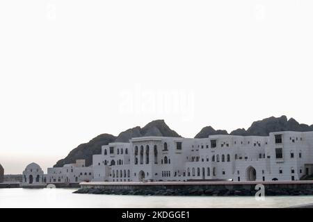 Muscat, Oman - 23.. November 2022 : Blick auf die Festung Al Jalali bei Sonnenaufgang in der Altstadt von Muttrah. Stockfoto