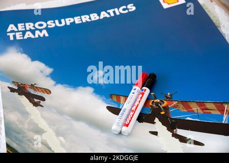 Flughafen Oostwold, Niederlande - 09. Juni 2019: Die spezielle Aero-SuperBatics Wingwalkers-Postersignierung auf der Oostwold Airshow. Stockfoto