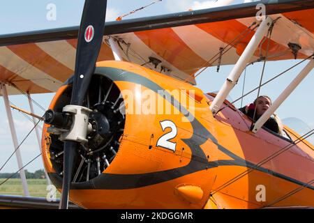 Flughafen Oostwold, Niederlande - 09. Juni 2019: Die AeroSuperBatics Wingwalkers bereiten ihre Haare vor der Aerobatikshow vor. Stockfoto