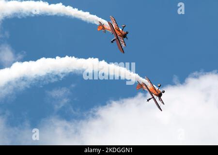 Flughafen Oostwold, Niederlande - 09. Juni 2019: Die AeroSuperBatics Wingwalkers drehen während ihrer Flugshow eine Schleife durch den Himmel. Stockfoto