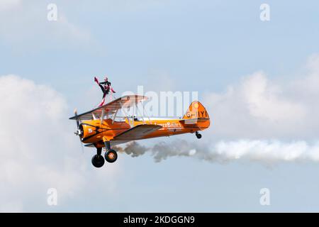 Flughafen Oostwold, Niederlande - 09. Juni 2019: Die AeroSuperBatics Wingwalkers machen akrobatische Stunts während der Oostwold Airshow. Stockfoto