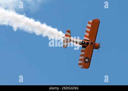 Flughafen Oostwold, Niederlande - 09. Juni 2019: AeroSuperBatics Wingwalkers gehen während der Aerobatikshow am Flughafen Oostwold seitwärts. Stockfoto