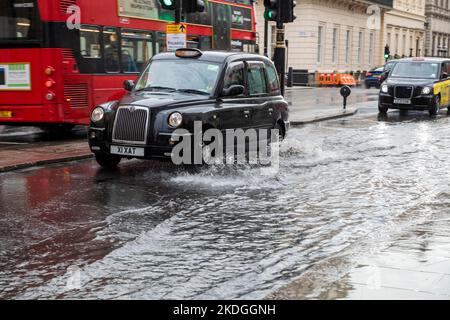 Es gab eine große Menge von Überschwemmungen durch Sturm in London verursacht.Cars & Black Taxis gekämpft, um einige Straßen zu fahren. Stockfoto