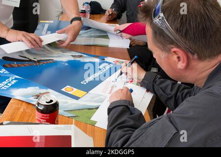 Flughafen Oostwold, Niederlande - 09. Juni 2019: Wingwalkers Poster Signing Session von den Piloten und den Wingwalking Girls auf der Oostwold Airshow. Stockfoto