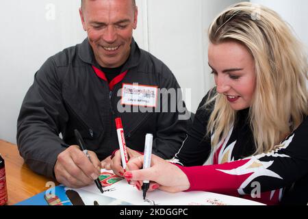 Flughafen Oostwold, Niederlande - 09. Juni 2019: The AeroSuperBatics Wing Walkers and the Pilots doing a special Poster Signing. Stockfoto