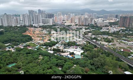 Ein Bild, das die Anwendung LSPS/005 zeigt (ein Standort in Wing Ning Tsuen, Long Ping Road, Yuen Long, der versucht, das aktuelle 'Comprehensive Development Area' und den 'Green Belt' in Wohnanlagen mit unterstützenden Einrichtungen umzuwandeln.)das Entwicklungsbüro (DEVB) heute (November 3) Kündigte an, dass der Chief Executive-in-Council drei Anträge auf ein Landsharing Pilot Scheme (LSP) mit Unterstützung des Panel of Advisors grundsätzlich gebilligt hat. 04NOV22. SCMP/Dickson Lee Stockfoto