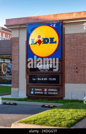 Carmagnola, Turin, Italien - 05. November 2022: Das Lidl Italia-Zeichen auf dem neuen Lidl-Discounter, der Lidl Stiftung Co. Kg, ist ein europäischer Supermarktladen Stockfoto