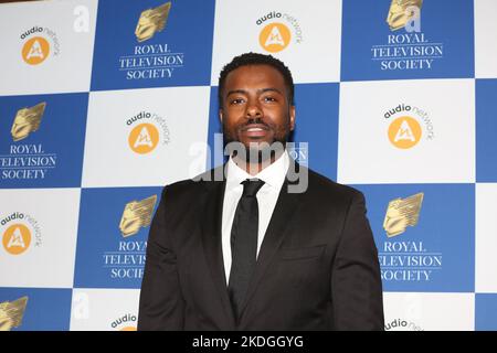 Akemnji Ndifornyen nimmt an den Royal Television Society Program Awards im Grosvenor House Hotel in London Teil Stockfoto