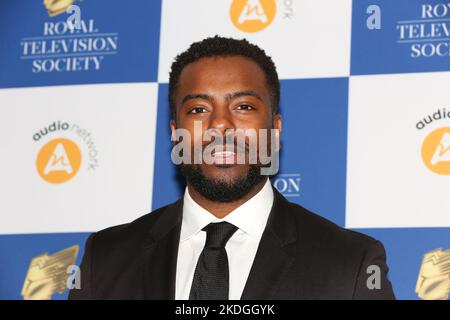 Akemnji Ndifornyen nimmt an den Royal Television Society Program Awards im Grosvenor House Hotel in London Teil Stockfoto