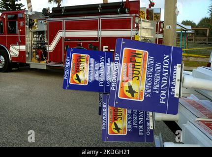 Melbourne Beach, Brevard County, Florida, USA. 6. November 2022. Melbourne Beach Volunteer Fire Department mit Melbourne Beach Rotary Club installiert Rettungsringe für den Strand, die an den Pfosten mit Schildern an jedem öffentlichen Zugang zum Strand innerhalb der Stadtgrenzen angebracht sind. Die Schilder werden von der Evolution & Preservation Foundation von Surfing bereitgestellt, wobei an jeder Spitze Sponsoringflächen zum Kauf zur Verfügung stehen. Schilder und Rettungsringe, die entlang der Strände von Cocoa Beach installiert werden, wurden als Rettung des Lebens zugeschrieben. Kredit: Julian Leek/Alamy Live Nachrichten Stockfoto