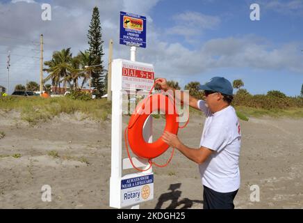 Melbourne Beach, Brevard County, Florida, USA. 6. November 2022. Melbourne Beach Volunteer Fire Department mit Melbourne Beach Rotary Club installiert Rettungsringe für den Strand, die an den Pfosten mit Schildern an jedem öffentlichen Zugang zum Strand innerhalb der Stadtgrenzen angebracht sind. Die Schilder werden von der Evolution & Preservation Foundation von Surfing bereitgestellt, wobei an jeder Spitze Sponsoringflächen zum Kauf zur Verfügung stehen. Schilder und Rettungsringe, die entlang der Strände von Cocoa Beach installiert werden, wurden als Rettung des Lebens zugeschrieben. Kredit: Julian Leek/Alamy Live Nachrichten Stockfoto