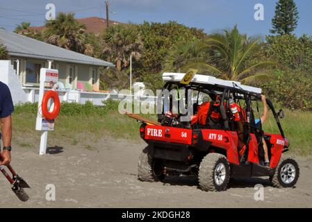 Melbourne Beach, Brevard County, Florida, USA. 6. November 2022. Melbourne Beach Volunteer Fire Department mit Melbourne Beach Rotary Club installiert Rettungsringe für den Strand, die an den Pfosten mit Schildern an jedem öffentlichen Zugang zum Strand innerhalb der Stadtgrenzen angebracht sind. Die Schilder werden von der Evolution & Preservation Foundation von Surfing bereitgestellt, wobei an jeder Spitze Sponsoringflächen zum Kauf zur Verfügung stehen. Schilder und Rettungsringe, die entlang der Strände von Cocoa Beach installiert werden, wurden als Rettung des Lebens zugeschrieben. Kredit: Julian Leek/Alamy Live Nachrichten Stockfoto