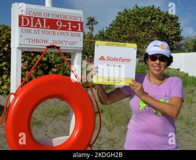 Melbourne Beach, Brevard County, Florida, USA. 6. November 2022. Melbourne Beach Volunteer Fire Department mit Melbourne Beach Rotary Club installiert Rettungsringe für den Strand, die an den Pfosten mit Schildern an jedem öffentlichen Zugang zum Strand innerhalb der Stadtgrenzen angebracht sind. Die Schilder werden von der Evolution & Preservation Foundation von Surfing bereitgestellt, wobei an jeder Spitze Sponsoringflächen zum Kauf zur Verfügung stehen. Schilder und Rettungsringe, die entlang der Strände von Cocoa Beach installiert werden, wurden als Rettung des Lebens zugeschrieben. Kredit: Julian Leek/Alamy Live Nachrichten Stockfoto