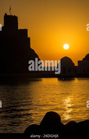 Muscat, Oman - 23.. November 2022 : Blick auf die Festung Al Jalali bei Sonnenaufgang in der Altstadt von Muttrah. Stockfoto