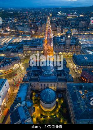Luftaufnahme der Skyline von Edinburgh und General Register House in der Abenddämmerung, Schottland, Großbritannien Stockfoto