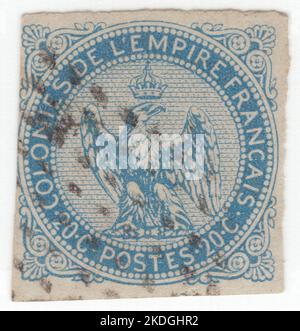 FRANZÖSISCHE KOLONIEN - 1865: Ein blaues 20 Centimes auf bläulicher Briefmarke, auf der der Adler mit einem Donnerschlag und einer Krone dargestellt ist, Hauptelemente des Wappens des Zweiten Französischen Reiches von Napoleon III Stockfoto