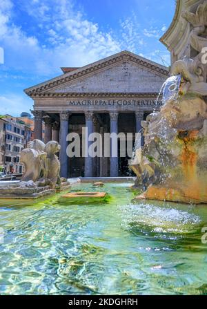Pantheon in Rom, Italien: Blick auf das Äußere mit dem Säulengang. Stockfoto