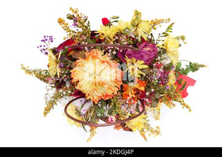 Altes, verwelktes Bouquet aus Astern, Chrysantheme und Rosen von oben Stockfoto