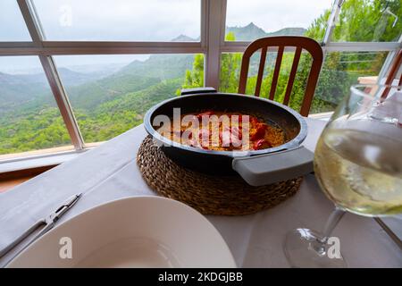 Traditionelles spanisches Essen. Paella mit einem Hummer. Leckeres Essen aus Valencia. Stockfoto