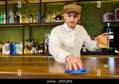 Barkeeper putzt in einem schönen Pub Stockfoto