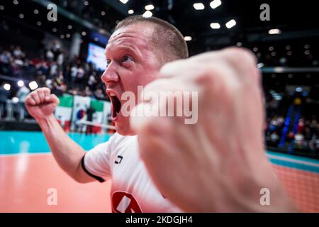 Prag, Tschechische Republik. 06.. November 2022. Igor Hulin aus der Tschechischen Republik feiert nach dem Gewinn des UNIF Futnet World Championship Männer-Dreiermatches Tschechien gegen Slowakei, Prag, Tschechische Republik, 6. November 2022. Quelle: Jaroslav Svoboda/CTK Photo/Alamy Live News Stockfoto