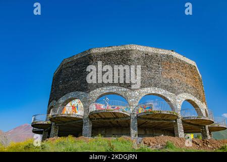 Der riesige Bogen der Freundschaft auf dem Georgian Military Highway Stockfoto